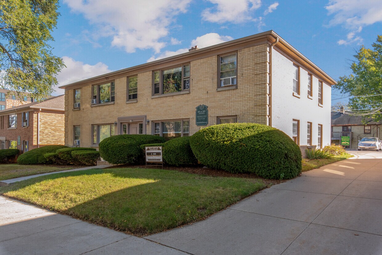 Building Photo - 608 N 90th St