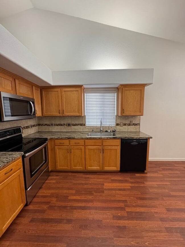 Building Photo - Beautiful 3 Bedrooms 2 Baths