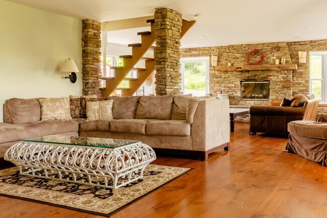 Building Photo - 6 BR Country Home Minutes from Skiing and ...