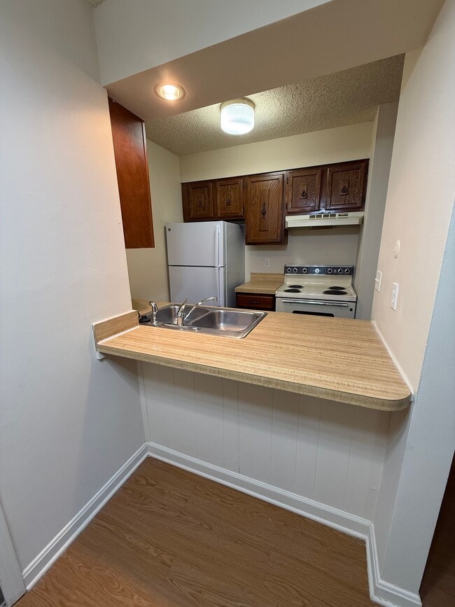 Building Photo - 5078 Lakeside Ct