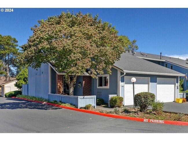 Building Photo - 2Bd/1.5Ba Montavilla Townhome in NE Portla...