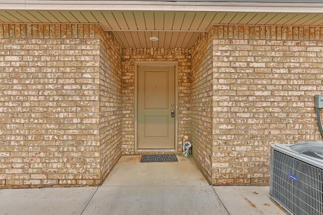 Building Photo - Don't like paying LPL? GREAT, this is the perfect place for you!