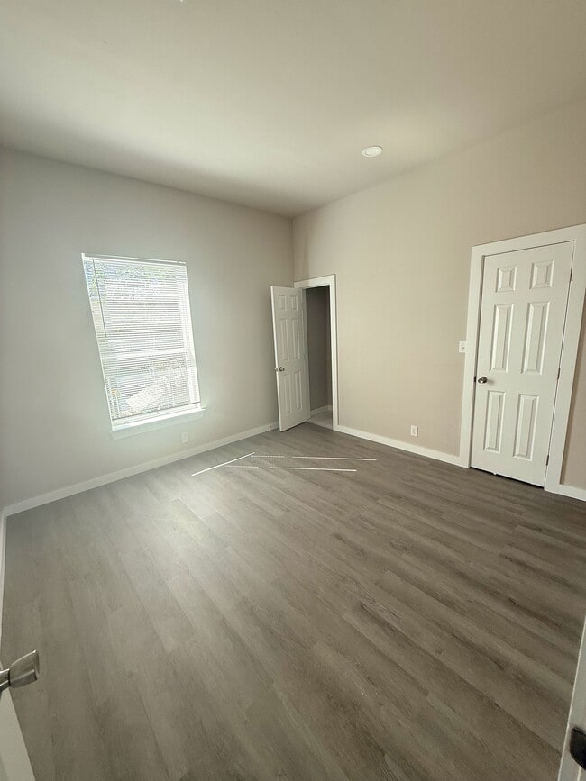 Building Photo - 1139 E Moman Ave