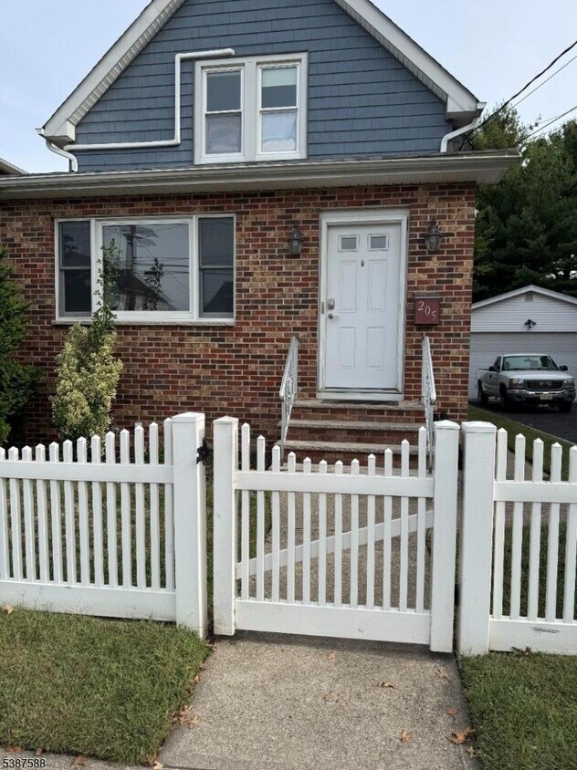 Foto principal - 205 Valley Brook Ave