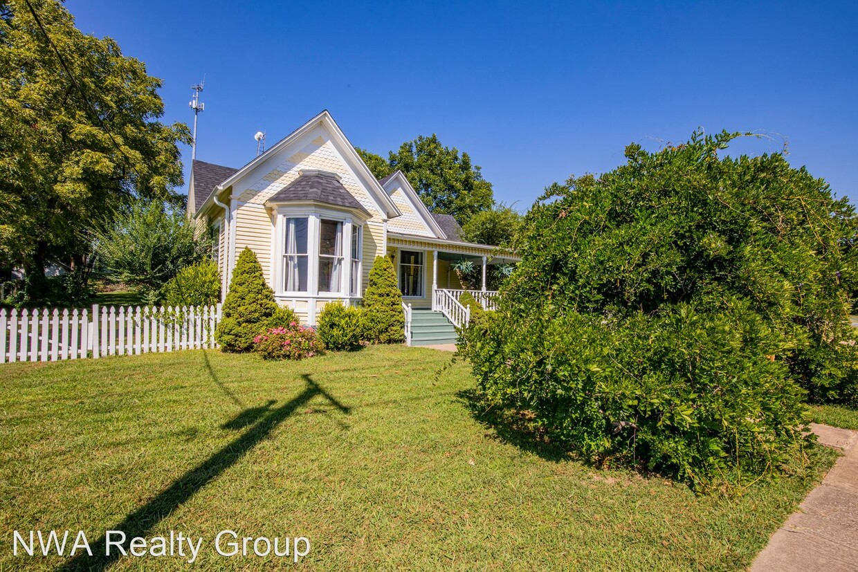 Primary Photo - 3 br, 2 bath House - 402 NE Main Street