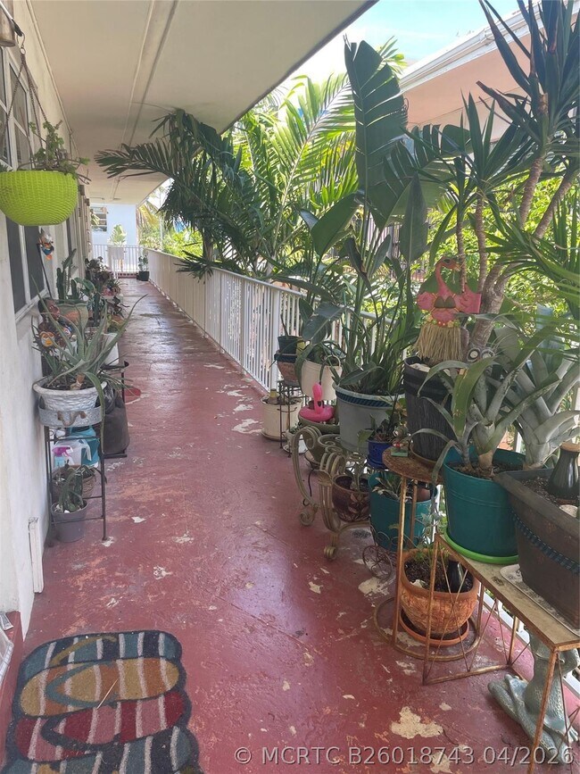 Foto del edificio - 6930 Byron Ave