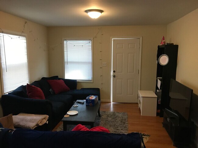 Foto del edificio - 445 McCauley St