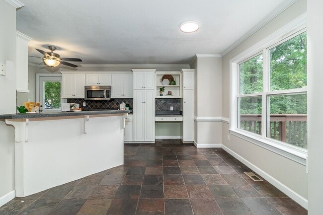 Building Photo - Beautiful 3 bedroom, in-law plan, Family Home in Martinez!  Walk to school!