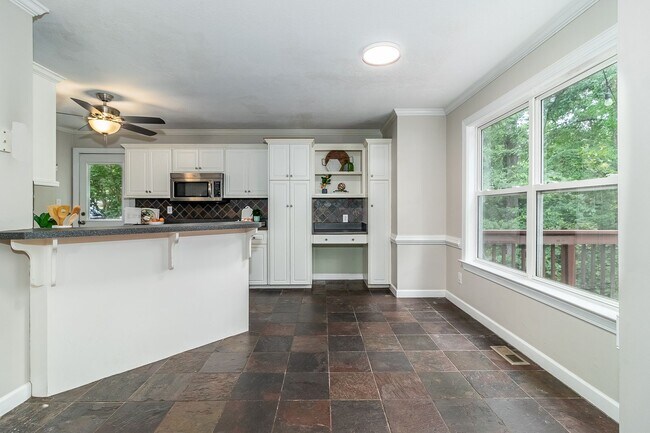 Foto del edificio - Beautiful 3 bedroom, in-law plan, Family Home in Martinez!  Walk to school!