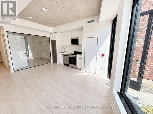 Building Photo - 410 Keele St