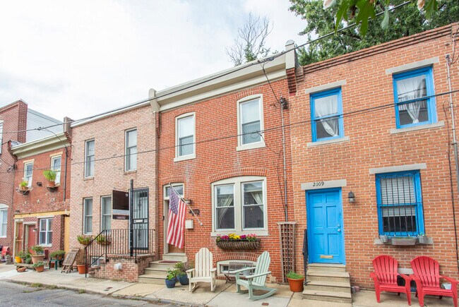 Building Photo - 2111 Clymer St