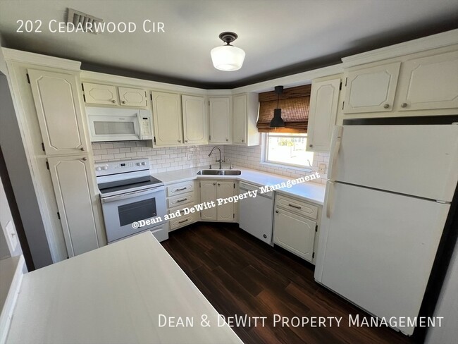 Building Photo - 202 Cedarwood Cir