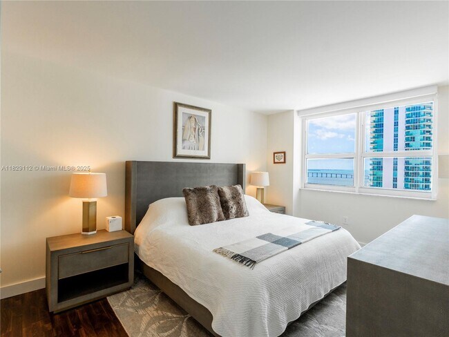 Building Photo - 1155 Brickell Bay Dr