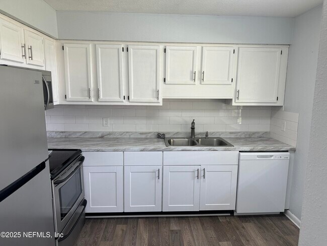 Building Photo - 392 Fortuna Ave