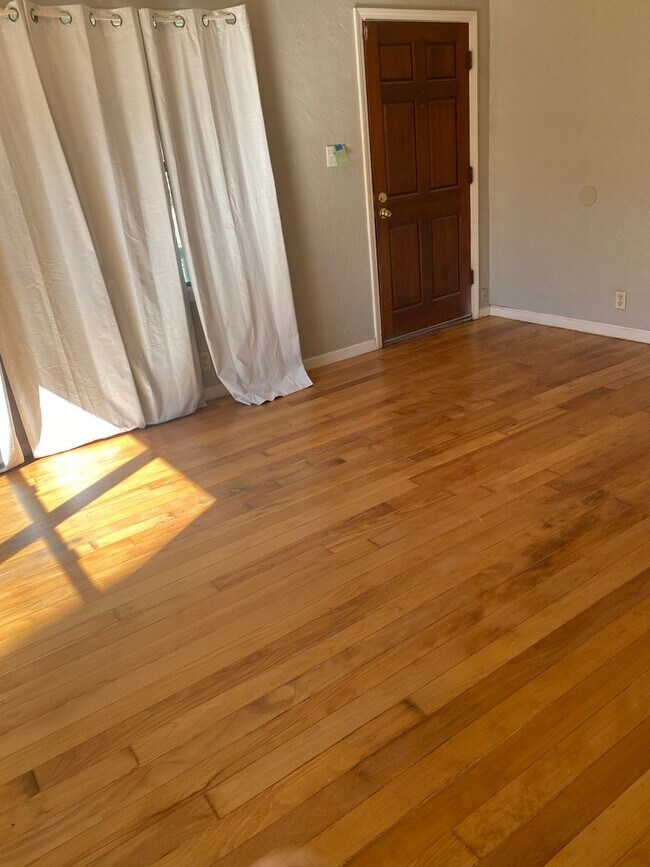 Building Photo - 3 bedroom 2 bath home in Merced