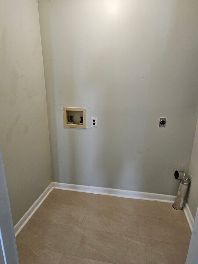 Foto del edificio - 495 Lakeshore Ln