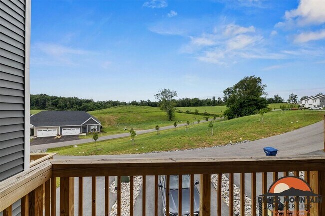 Foto del edificio - Spacious Townhome with Garage and Bonus Space in Blacksburg