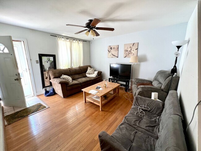 Building Photo - Huge 4-Bed/1-Bath Home located in Manayunk...