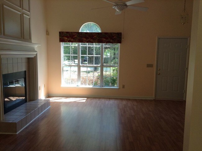 Building Photo - CARRIAGE HILLS