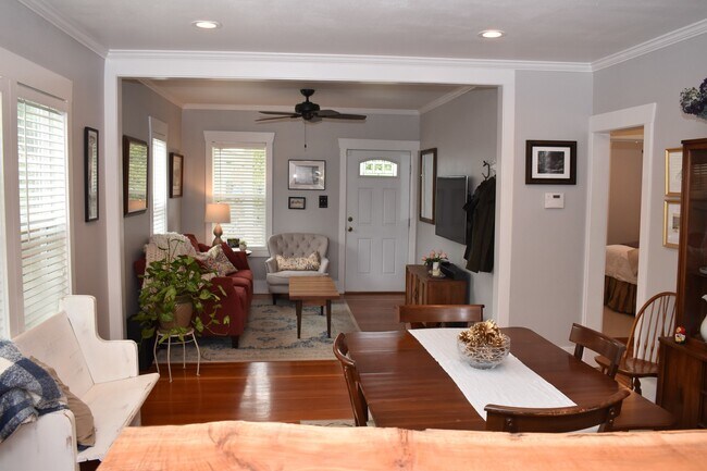 Foto del edificio - Updated Proctor District Craftsman