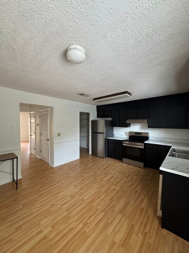 Building Photo - Lakewood Commons Available Now!