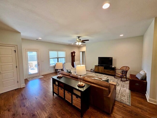 Foto del edificio - 37 Emerald Dr