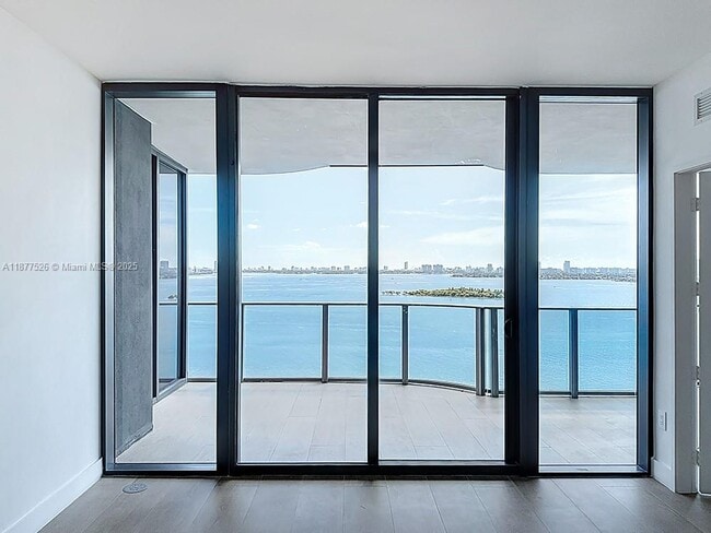 Foto del edificio - 700 NE 24th St