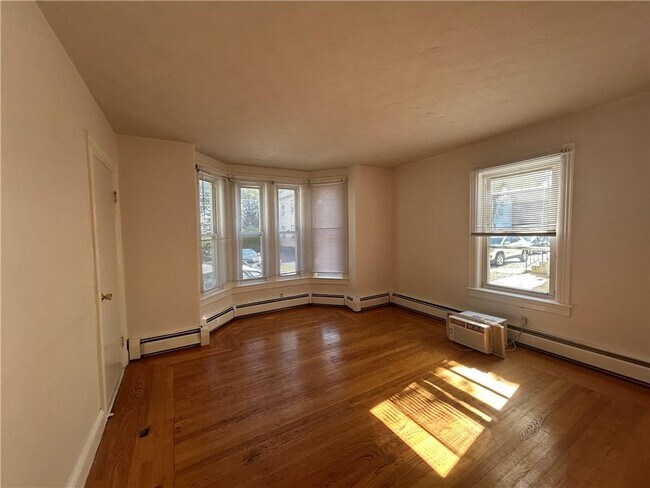 Foto del edificio - 12 Sanford Ave