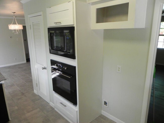 Building Photo - 121 Redbud Trail