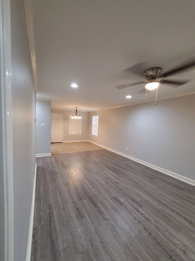 Building Photo - Home in Benton