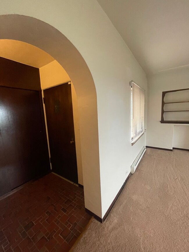 Building Photo - Two Bed One Bath with View