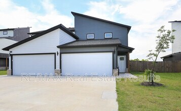 Building Photo - 1401 SW Poigai Wy