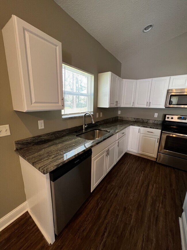Building Photo - For Rent 3 Bedroom 2 Full Bath Home