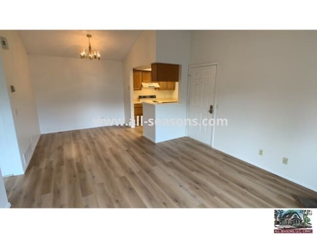 Building Photo - Spacious 2 bedroom condo near World Arena!