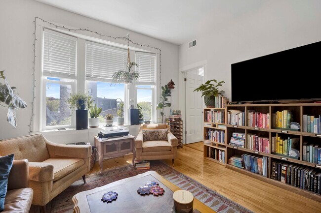 Foto del edificio - 2622 W Fullerton Ave