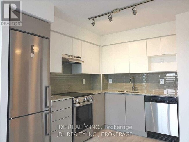 Building Photo - 120-120 Varna Dr