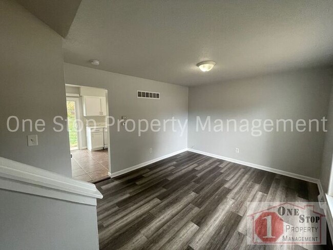 Building Photo - 3 Bedroom, 1 Bathroom Duplex for Rent in I...
