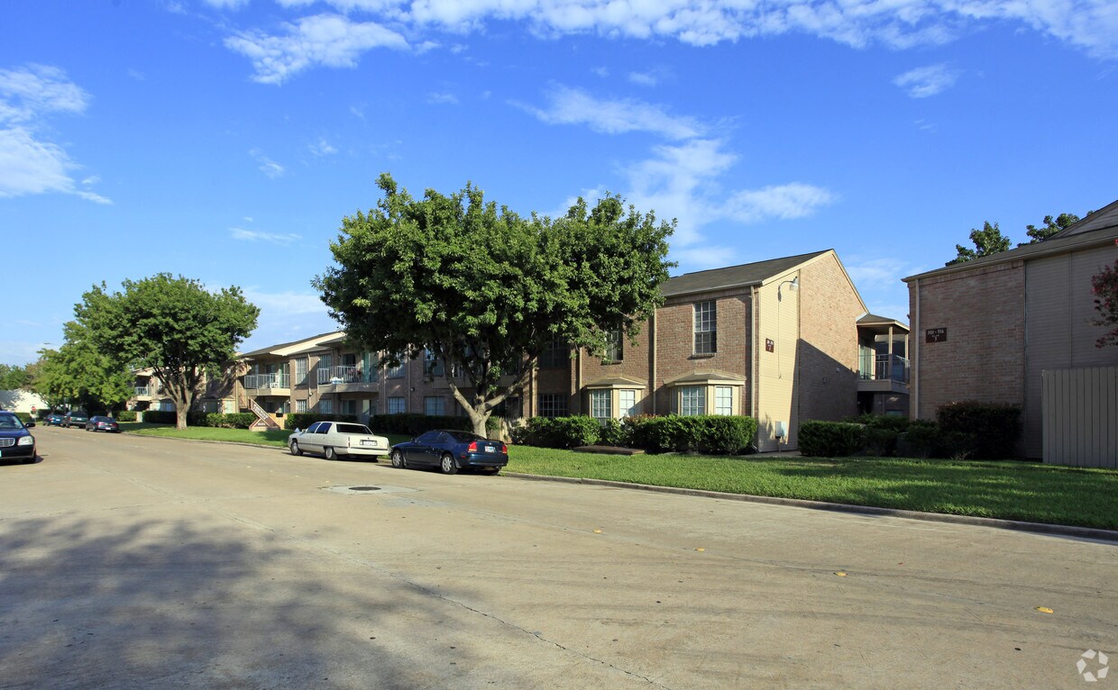 Primary Photo - Westwood Triangle Apartments