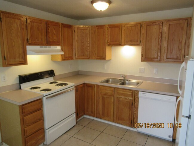 Building Photo - Two Bedroom Duplex in South Salem