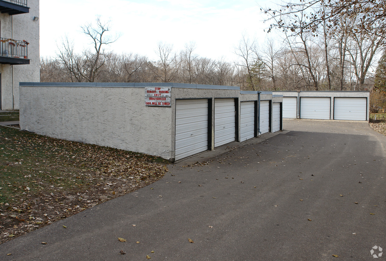 Building Photo - 2145 McKnight Rd N