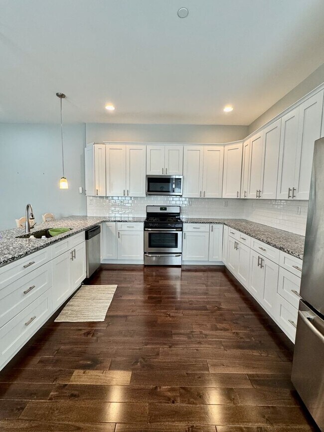 Building Photo - Modern 3 Bed, 2.5 Bath Home with Private R...
