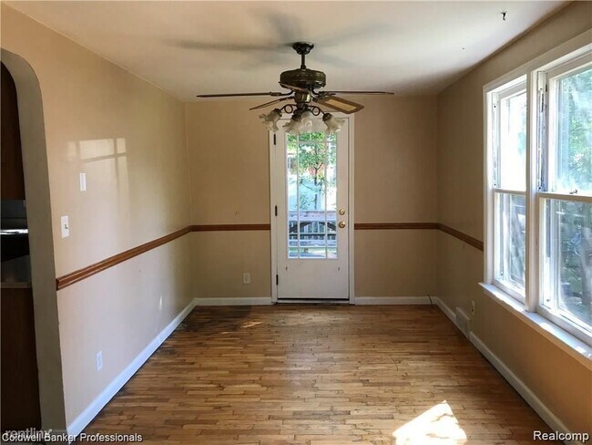 Building Photo - 3 br, 1 bath House - 624 N Washington St