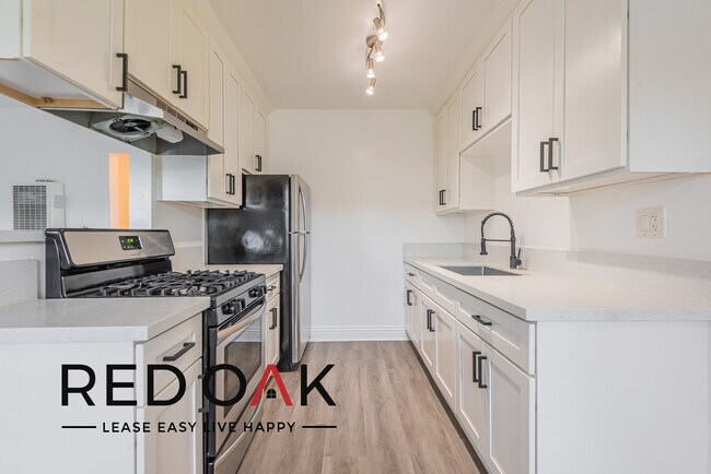 Foto del edificio - Fabulous Two Bedroom with Sunlit Rooms, Ea...