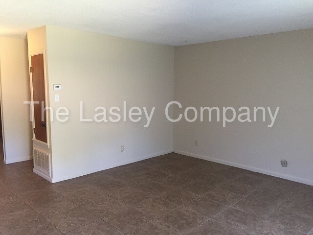 Building Photo - 2213 Linda Ln