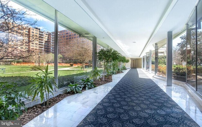 Foto del edificio - 4201 Cathedral Ave NW