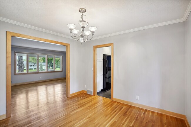 Foto del edificio - 2425 Merrimac Ln N