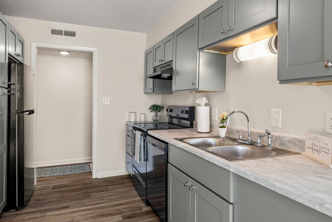 Foto del edificio - New Hanover Village Apartments