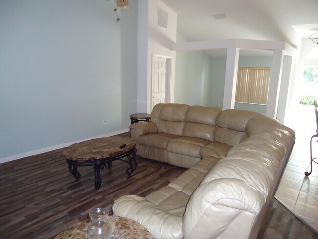 Foto del edificio - 5824 NW Zenith Dr
