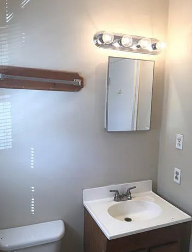 Foto del edificio - Charming, Spacious, renovated 2 Bedroom Units in a GREAT location!