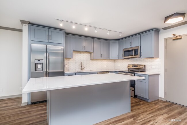 Kitchen - 6157 N Sheridan Rd